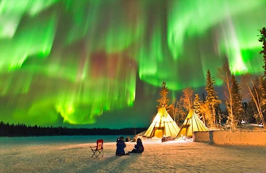 Ослепительный танец Аврора Бореалис в ночном небе Канады