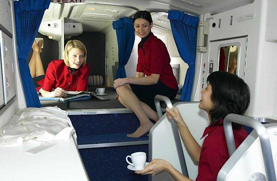 Жизнь пилотов и стюардесс на борту самолета: как отдыхает экипаж во время перелета