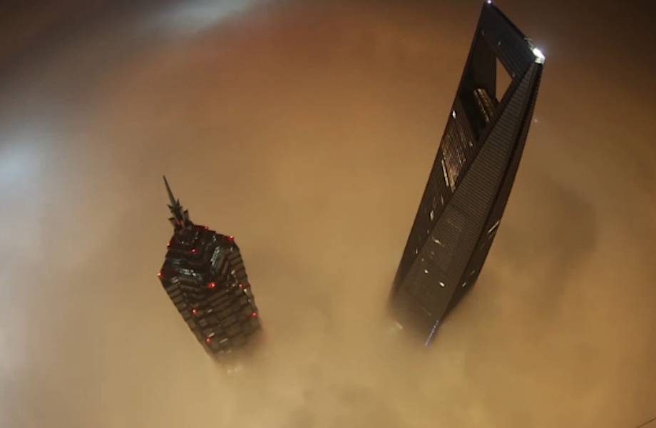 Экстремалы небывалых высот покорили Шанхайскую башню