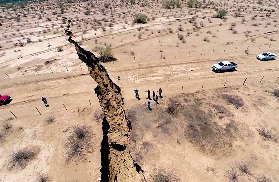 Огромная трещина расколола землю в Мексике