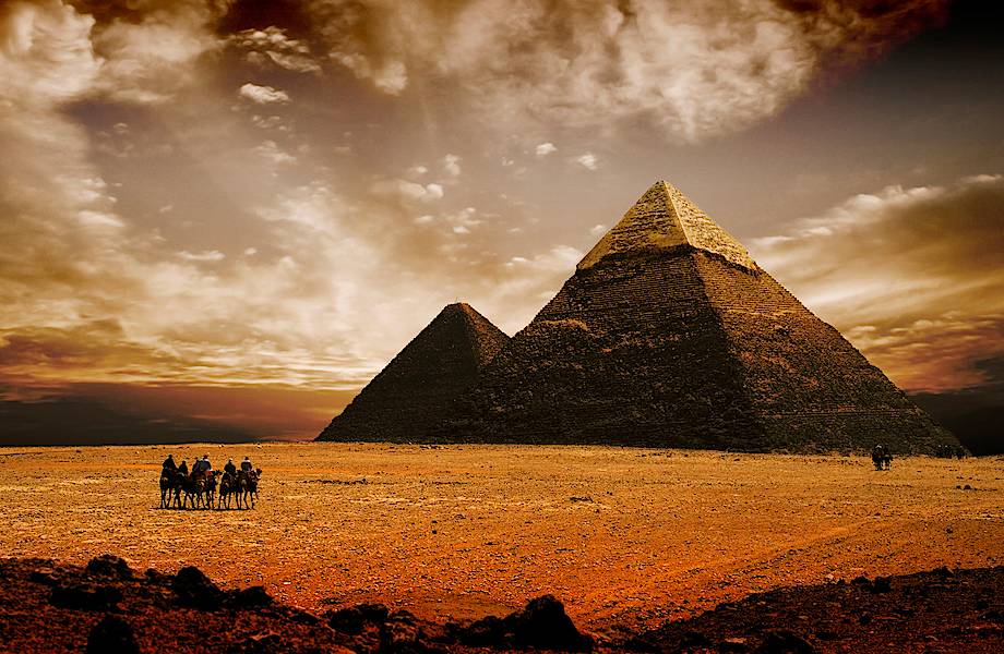 Что находится за Египетскими пирамидами?