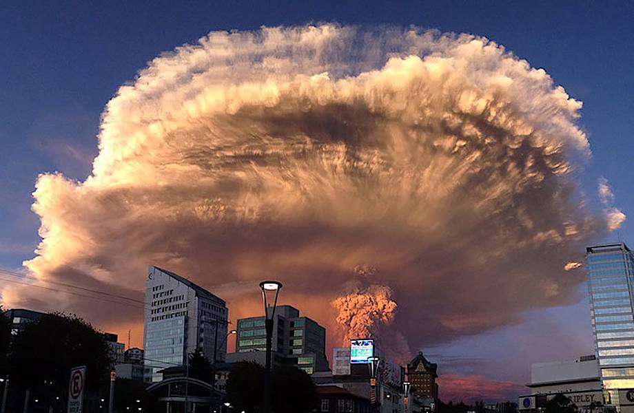 16 захватывающих снимков извержения вулкана в Чили, из-за которого эвакуировали 4000 человек