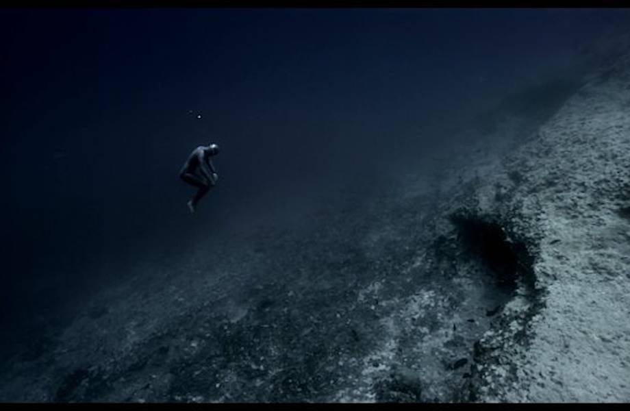 От этого зрелища захватывает дух! Фридайвер погрузился на дно океана и полностью отдался силе подводного мира...