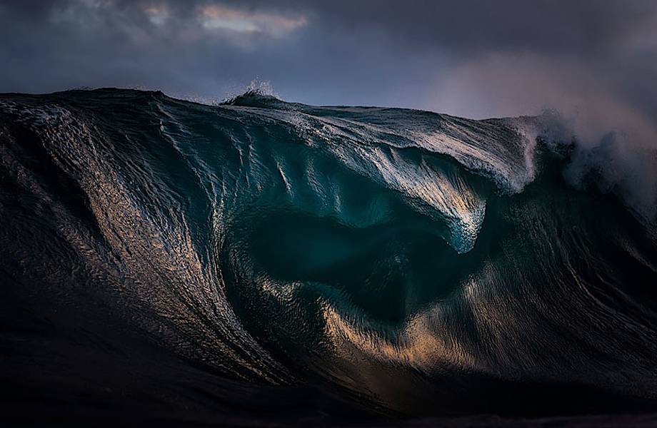 Горы на море: фотограф «замораживает» волны, делая их похожими на холмы из воды