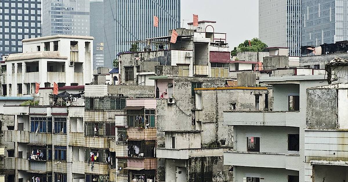 Можно жить в китае. Китай спальный район. Китайские жилые многоэтажки Шанхай. Пекин спальные районы. Многоэтажные трущобы Гонконга.