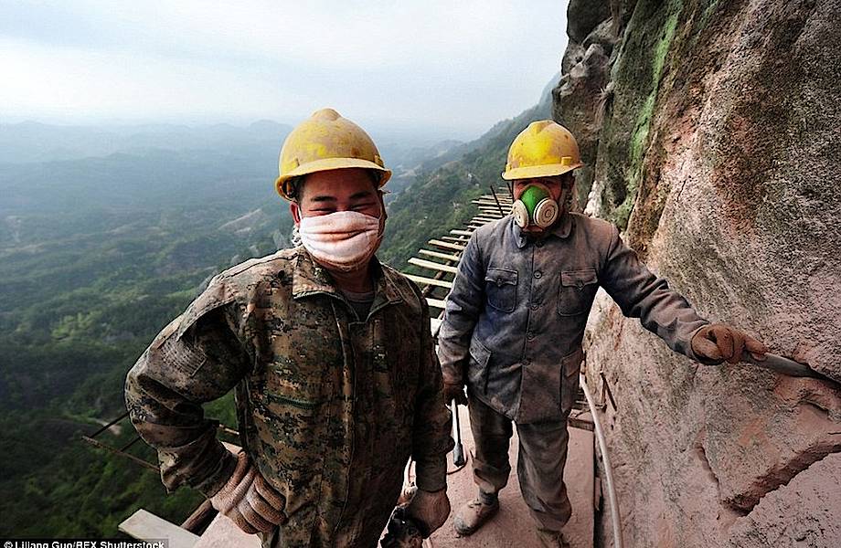 Опасная работа китайских строителей