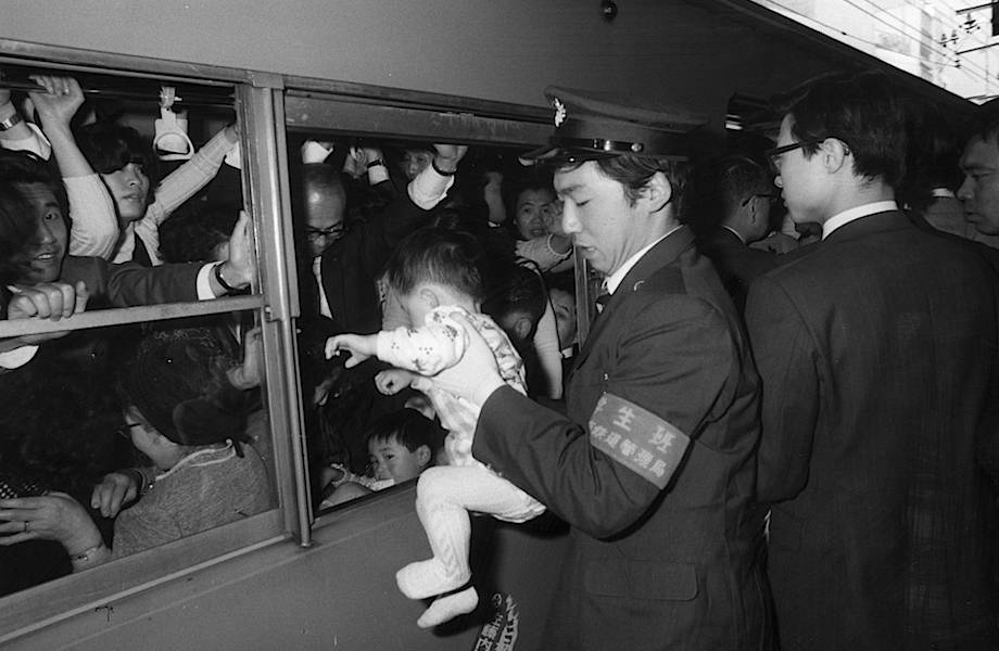 Безумные снимки общественного транспорта в час пик в Токио 60-70 годов