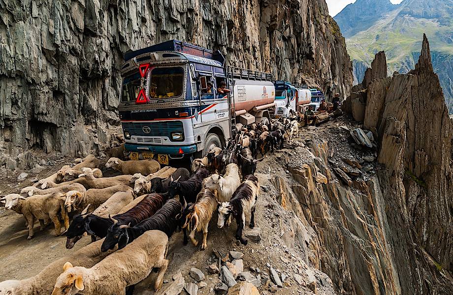 Опасная дорога в Индии, от одних снимков которой душа в пятки уходит