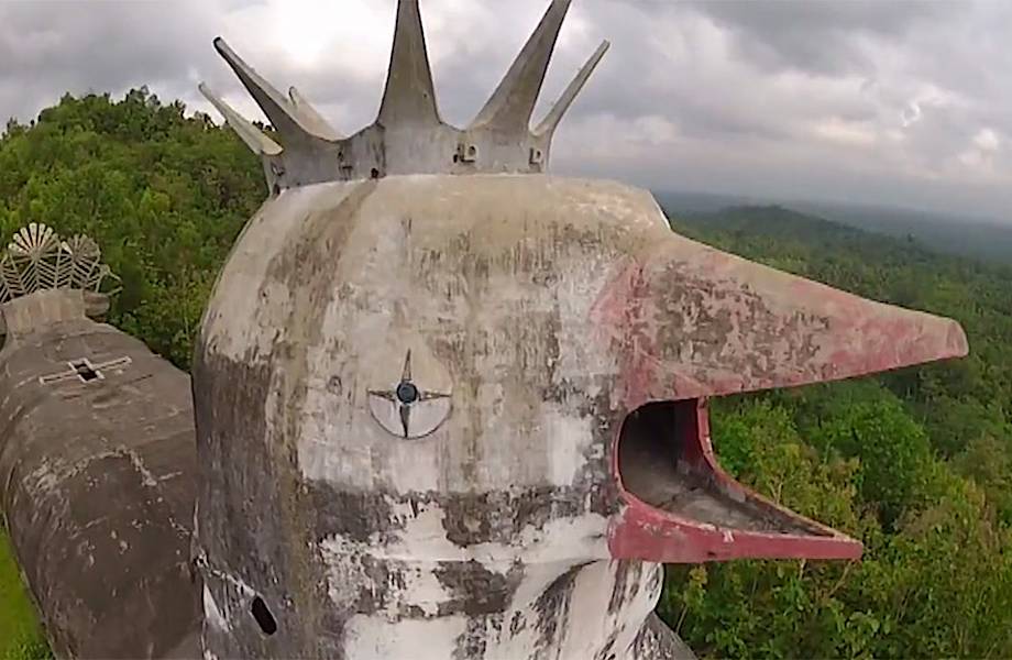 Заброшенная церковь в форме огромной кудахчущей курицы в Индонезии