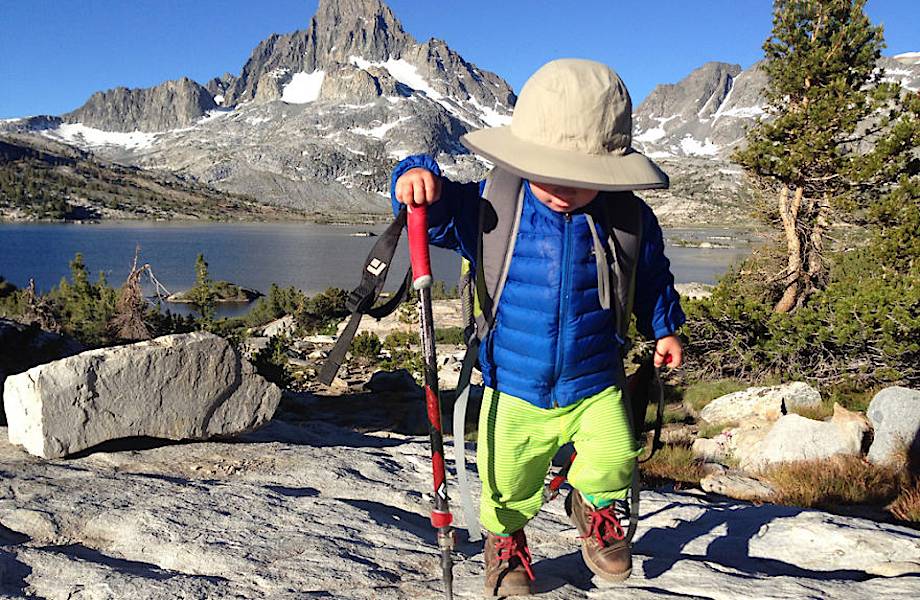 Двухлетний малыш-путешественник покоряет горные вершины!