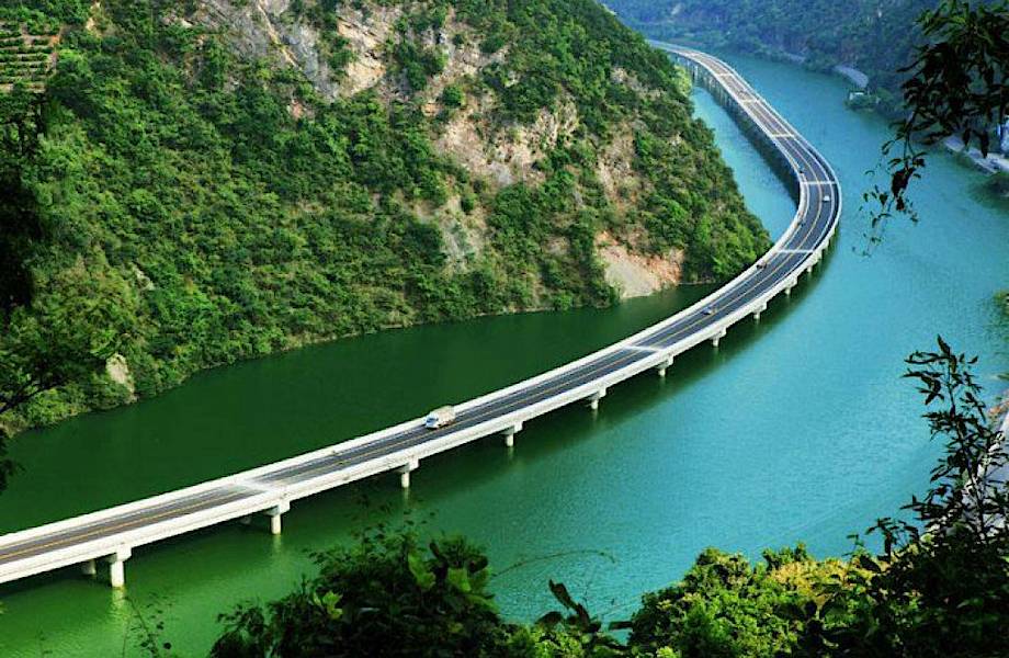 В Китае построили самый странный мост в мире — вдоль реки!