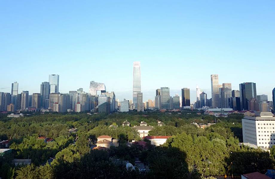 Жители Пекина впервые за много лет увидели небо над головой, но ненадолго...