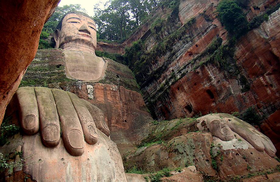 Гигантский Будда в Лэшане. Удивительные снимки одной из самых экстраординарных статуй в мире