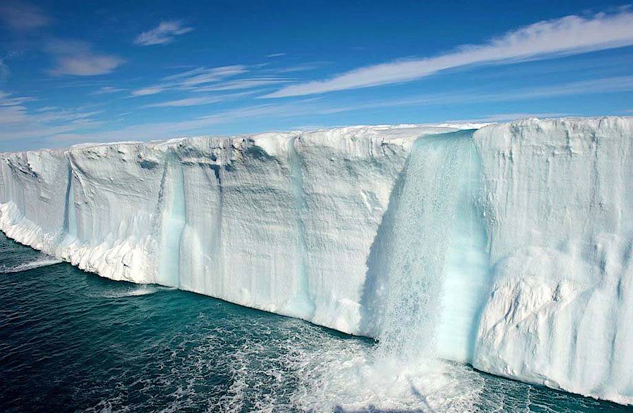 Огромные водопады в ледниках заповедника Свальбард