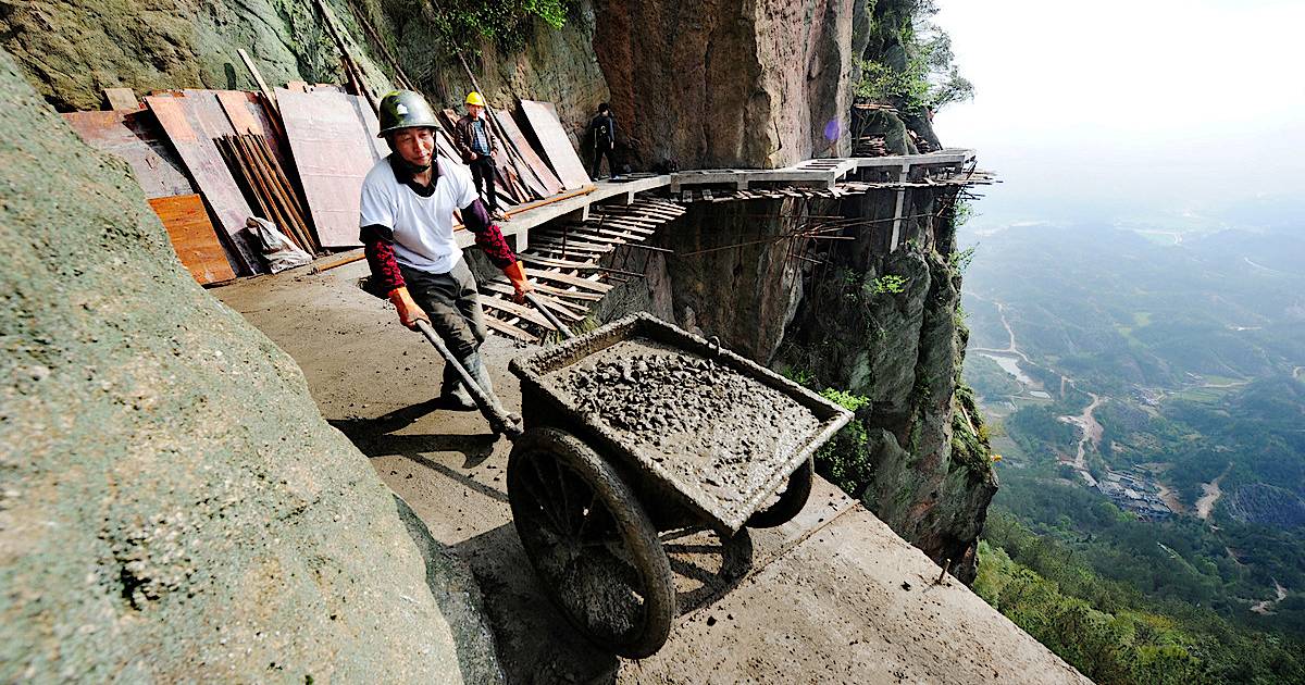 Стеклянная тропинка, находящаяся на высоте 1000 м над землей, треснула ...