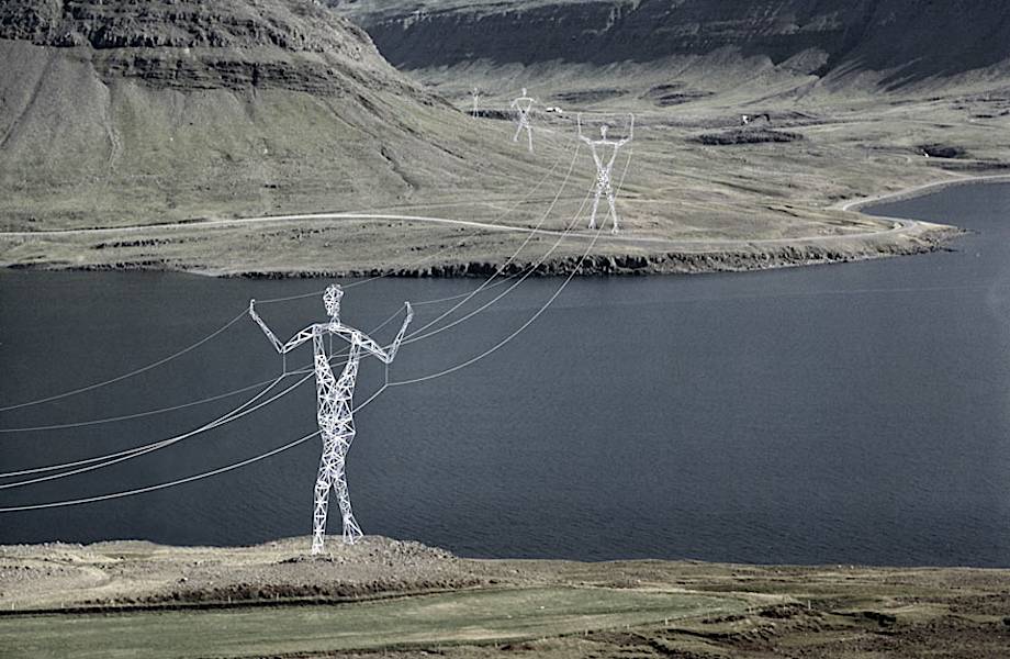В Исландии архитекторы превратили скучные электрические пилоны в гигантские статуи