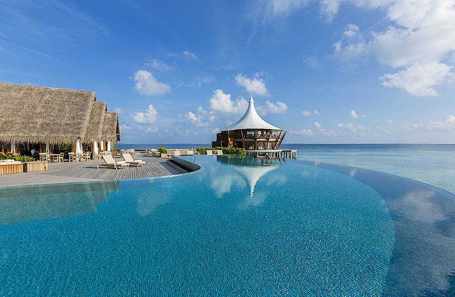Эксклюзивный бассейн в отеле Baros Maldives — один из самых впечатляющих бассейнов в мире!
