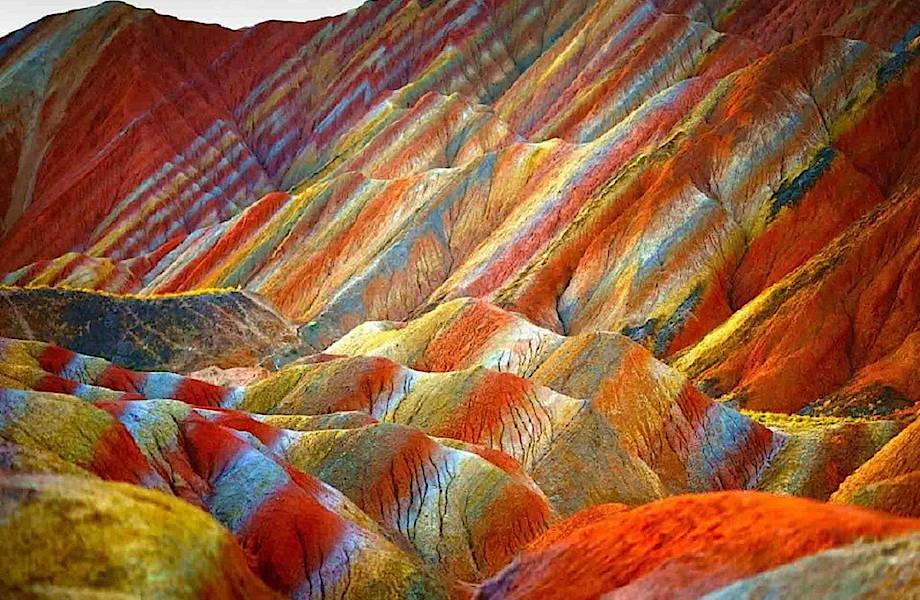 Разноцветные скалы геопарка Чжанъе Данься в Китае