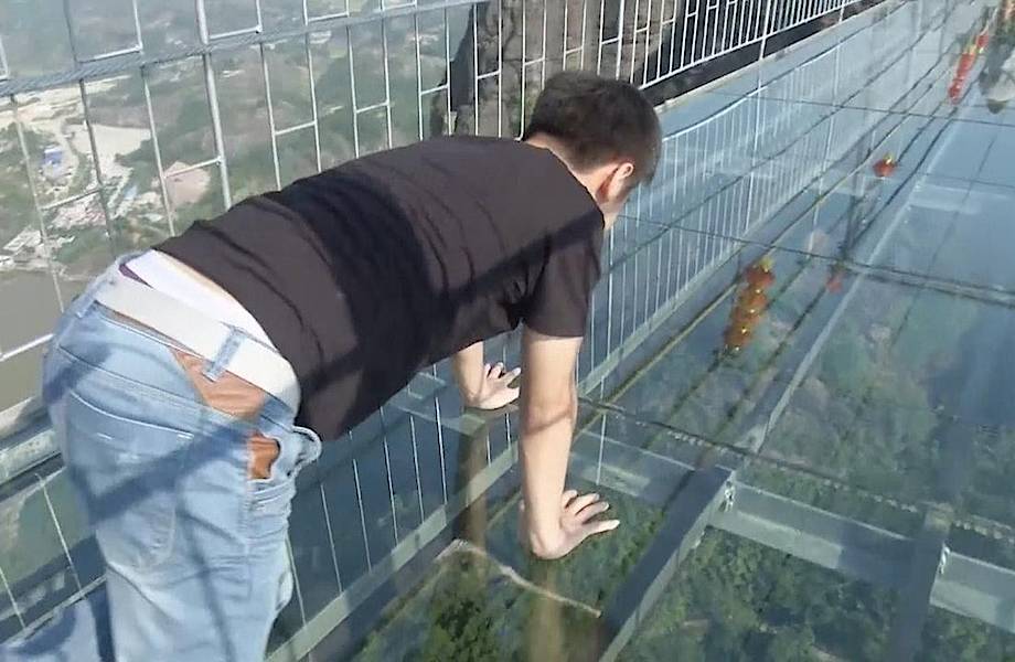 Туристы боятся ходить по новому ужасающему стеклянному мосту в Китае!