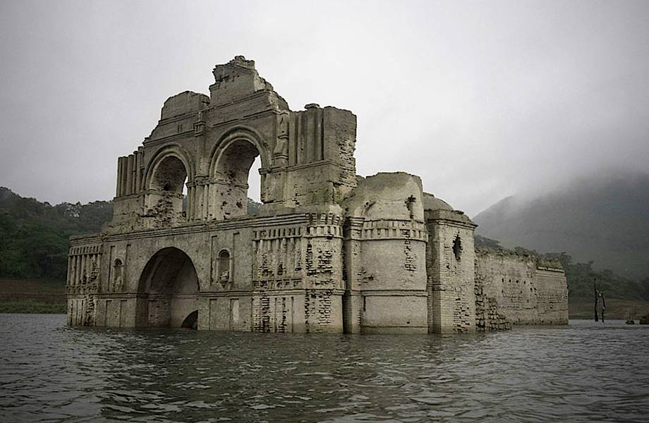 В Мексике из-под воды "вынырнул" храм!