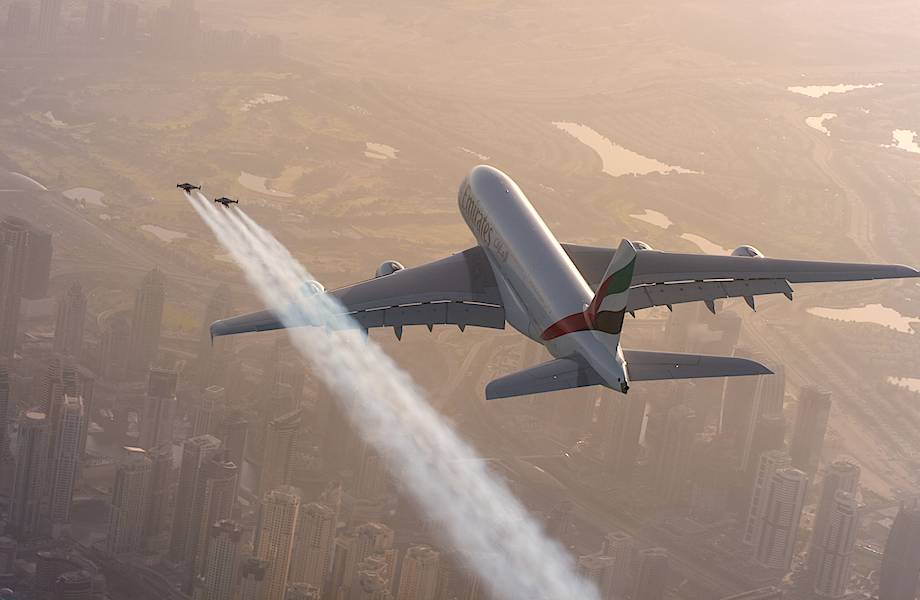 Видео: Невероятный совместный полет Airbus A380 и человека 