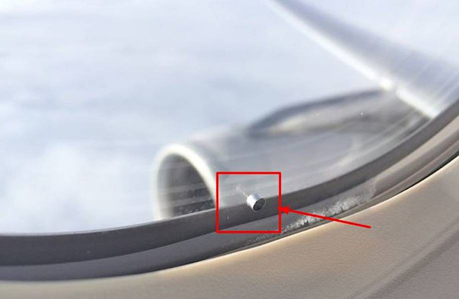 Загадочная маленькая дырочка в иллюминаторе самолета