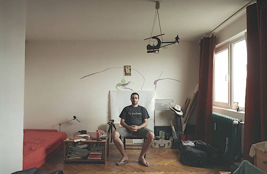 Румынский фотограф показал 10 разных жизней людей в 10 одинаковых квартирах