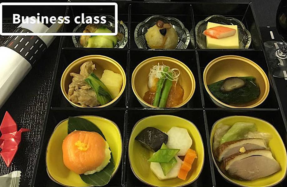 10 cнимков о том, чем отличается еда в эконом-классе от первого класса разных авиакомпаний