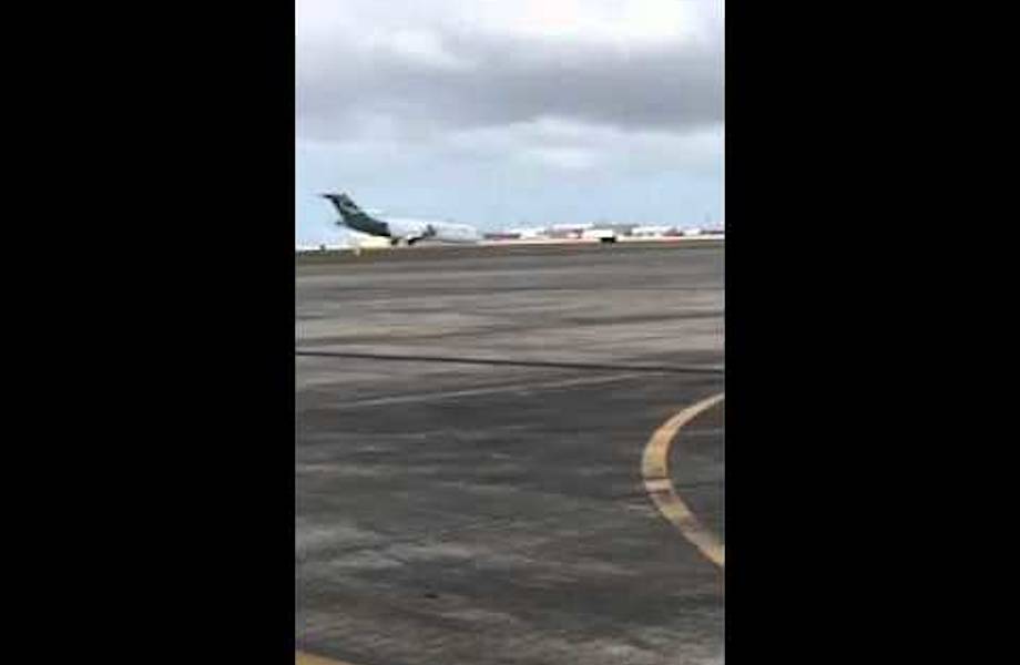 В сети появилось ошарашивающее видео «мягкой» аварийной посадки самолета