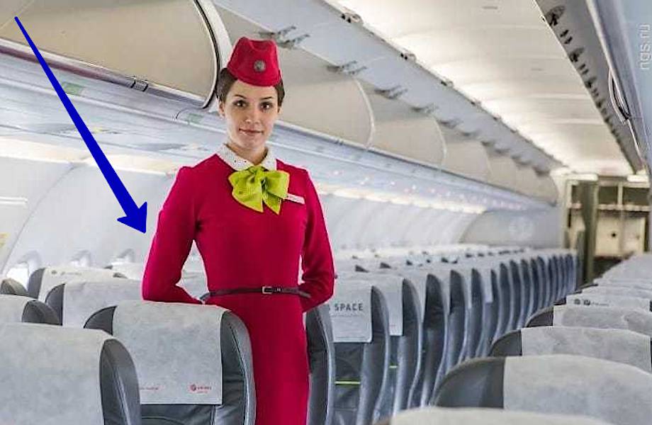 Почему стюардесса держит руки за спиной?