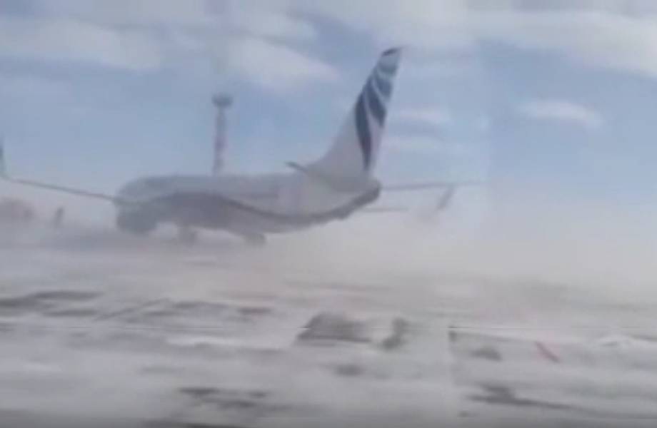 Поднявшийся ветер развернул многотонный самолет на 180 градусов! Поднявшийся ветер развернул многотонный самолет на 180 градусов!