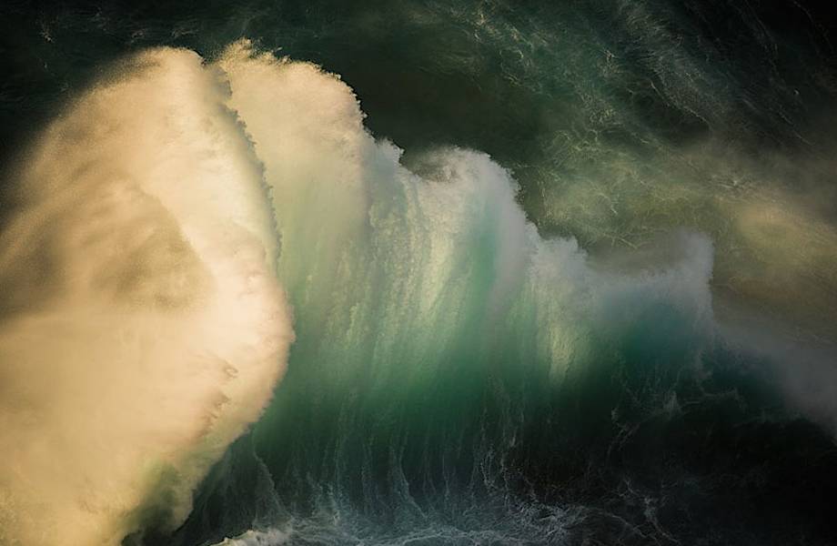 10 впечатляющих снимков величественной мощи океанских волн от Люка Шедболта