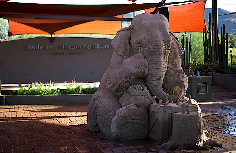 Мир покорила песочная скульптура слона, играющего в шахматы с мышкой, выполенная в натуральную величину
