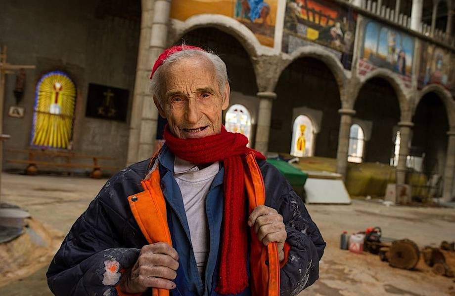 Вот уже 55 лет он в одиночку строит огромный собор в Испании
