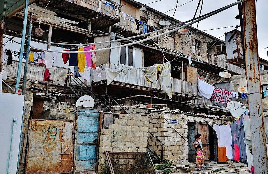 Трущобы Баку и дети, живущие в ядовитой кислоте