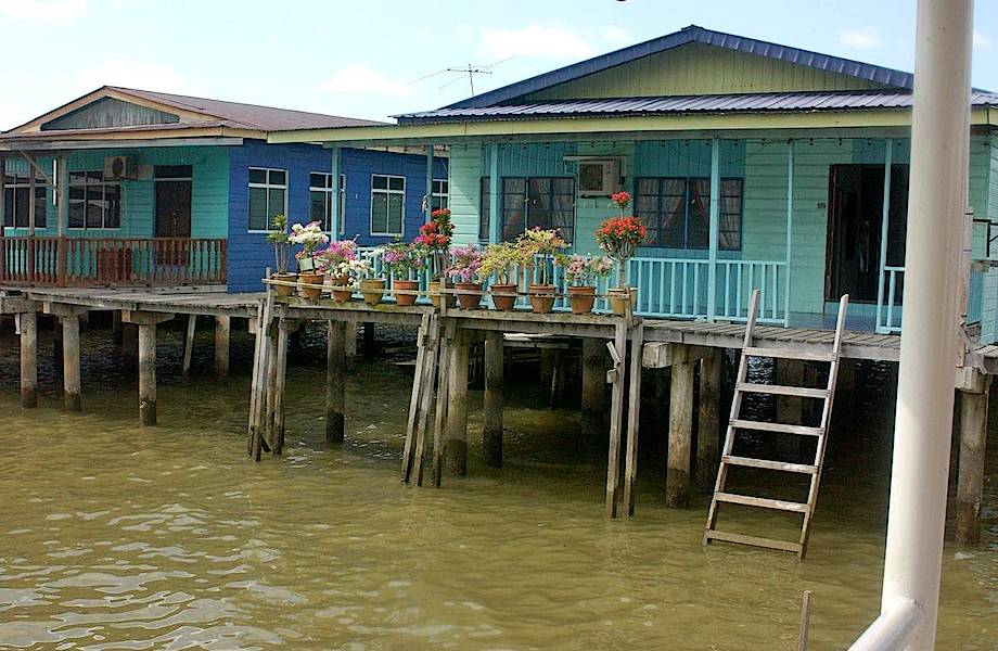 Крупнейшее поселение на воде — Кампонг Айер в Брунее. Так живут 30 000 человек!