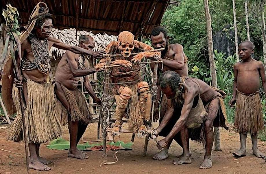 Шокирующие обычаи племени папуасов: 5 снимков, которые сложно забыть