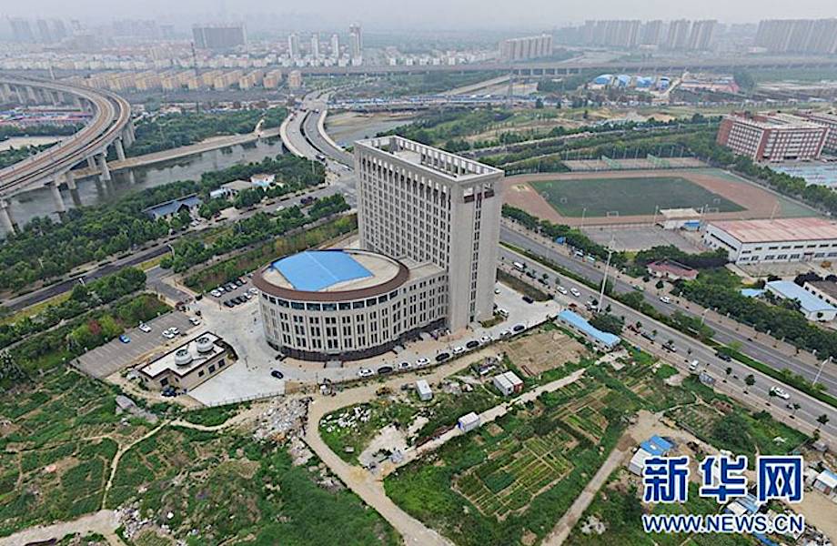 В Китае построили здание университета, похожее на гигантский унитаз