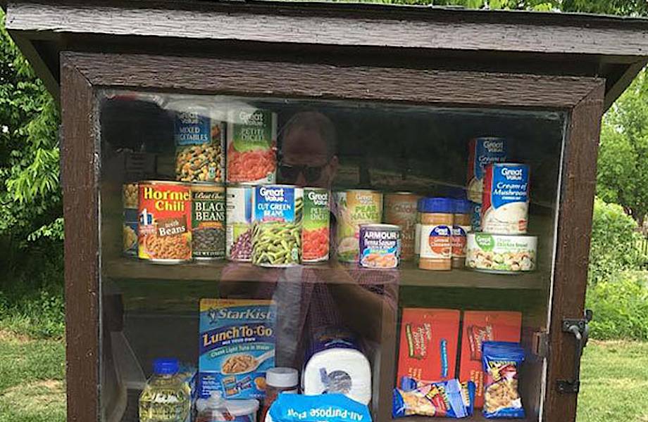 В США женщина сделала маленькую уличную кладовую, где можно оставить еду нуждающимся