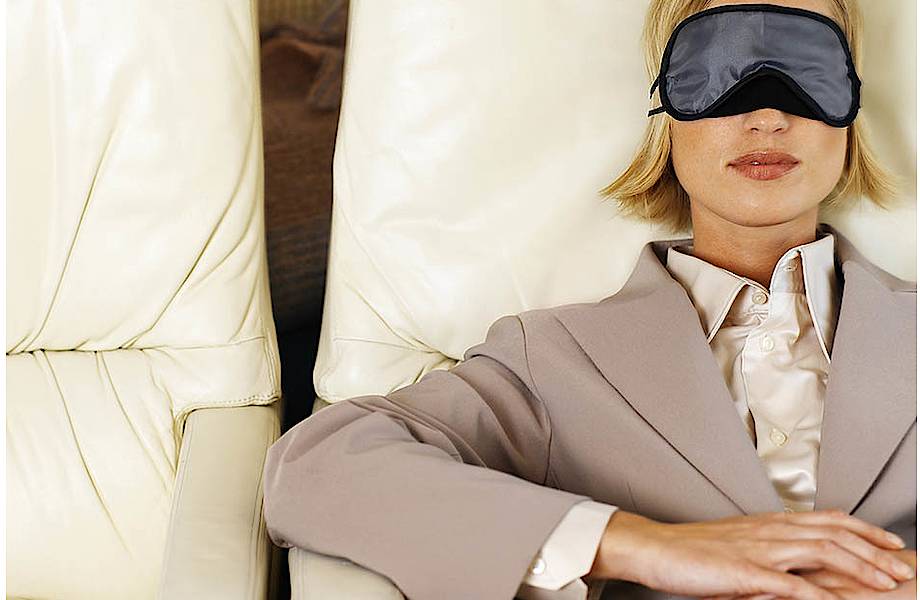 7 коротких, ценных советов, как выспаться в самолете
