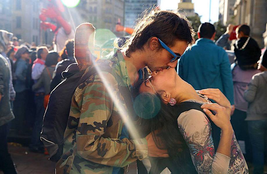 Любовь без границ и условностей: 40 нежных и страстных поцелуев из разных уголков мира