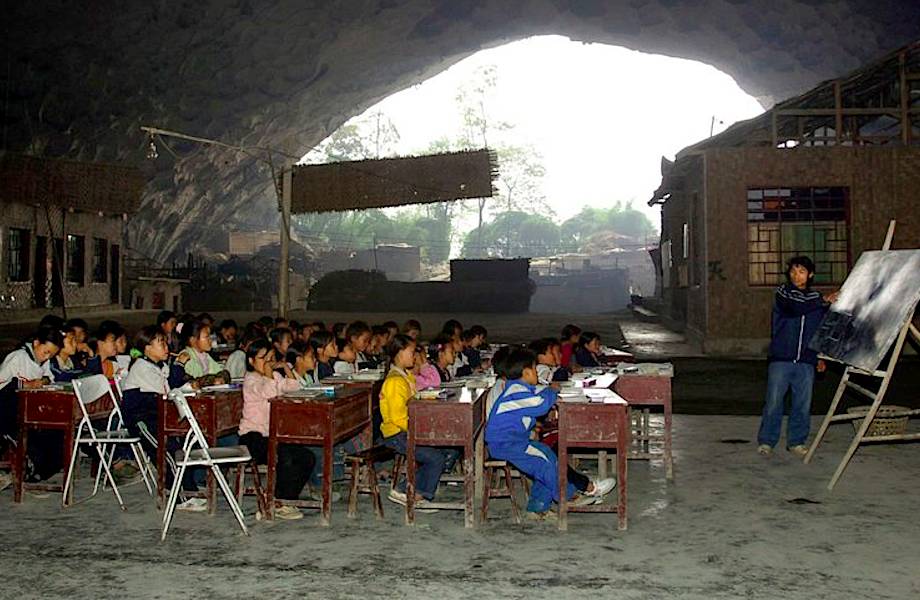 В этой гигантской пещере живет 100 человек, и даже была школа
