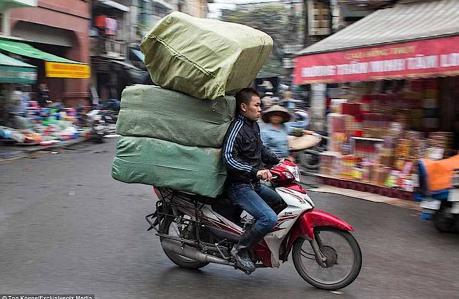 Эти бесстрашные вьетнамцы могут перевозить на мопедах все что угодно