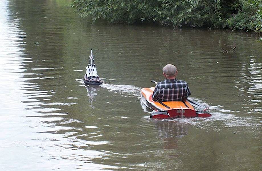 Этот мужчина придумал гениальный способ сплавиться по реке, не прилагая никаких усилий!
