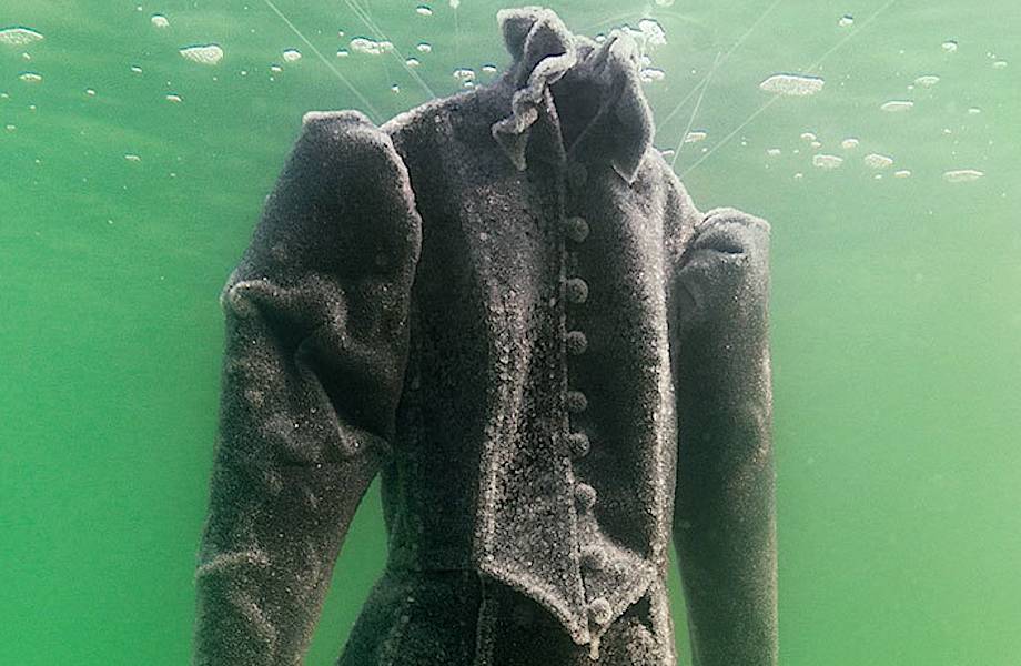 Платье на 2 года погрузили в Мертвое море, и оно превратилась в кристалл соли