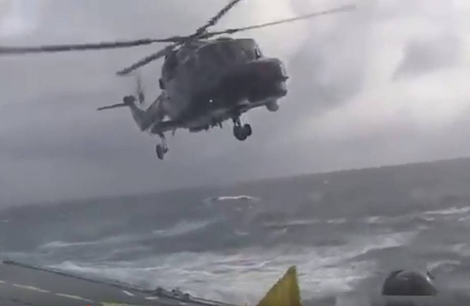 Пилот пытается посадить вертолет на корабль в сильный шторм! Вот это профи!