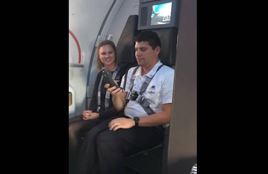 Бортпроводник с мультяшным голосом заставил пассажиров смеяться до слез!