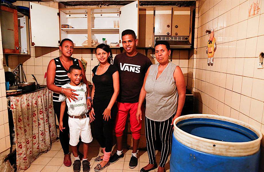 18 жизненных фото о бедных венесуэльских семьях и содержимом их холодильников