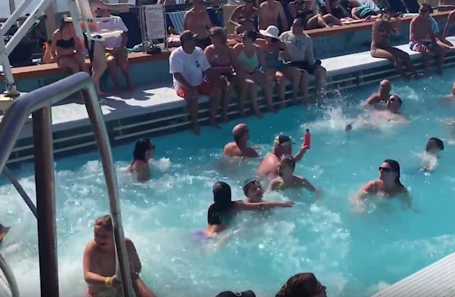 Что произойдет, если пойти купаться в бассейн круизного лайнера во время шторма! Что произойдет, если пойти купаться в бассейн круизного лайнера во время шторма!