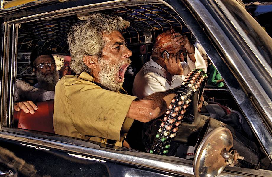 16 бесподобных снимков о жарких буднях индийских таксистов 
